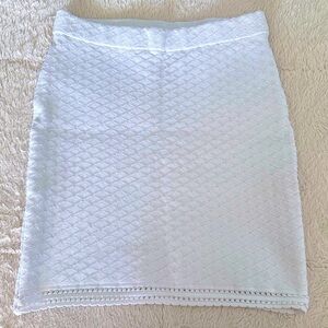 GUESS White Textured Mini Skirt – Size M